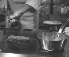 Cocinero preparando plato